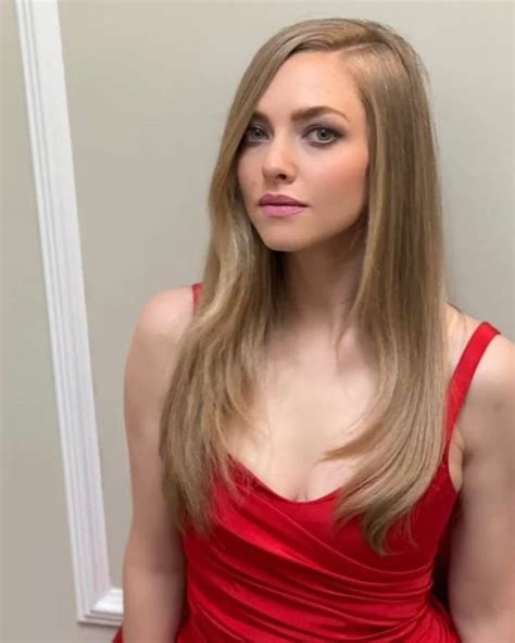 amanda seyfried cleavage